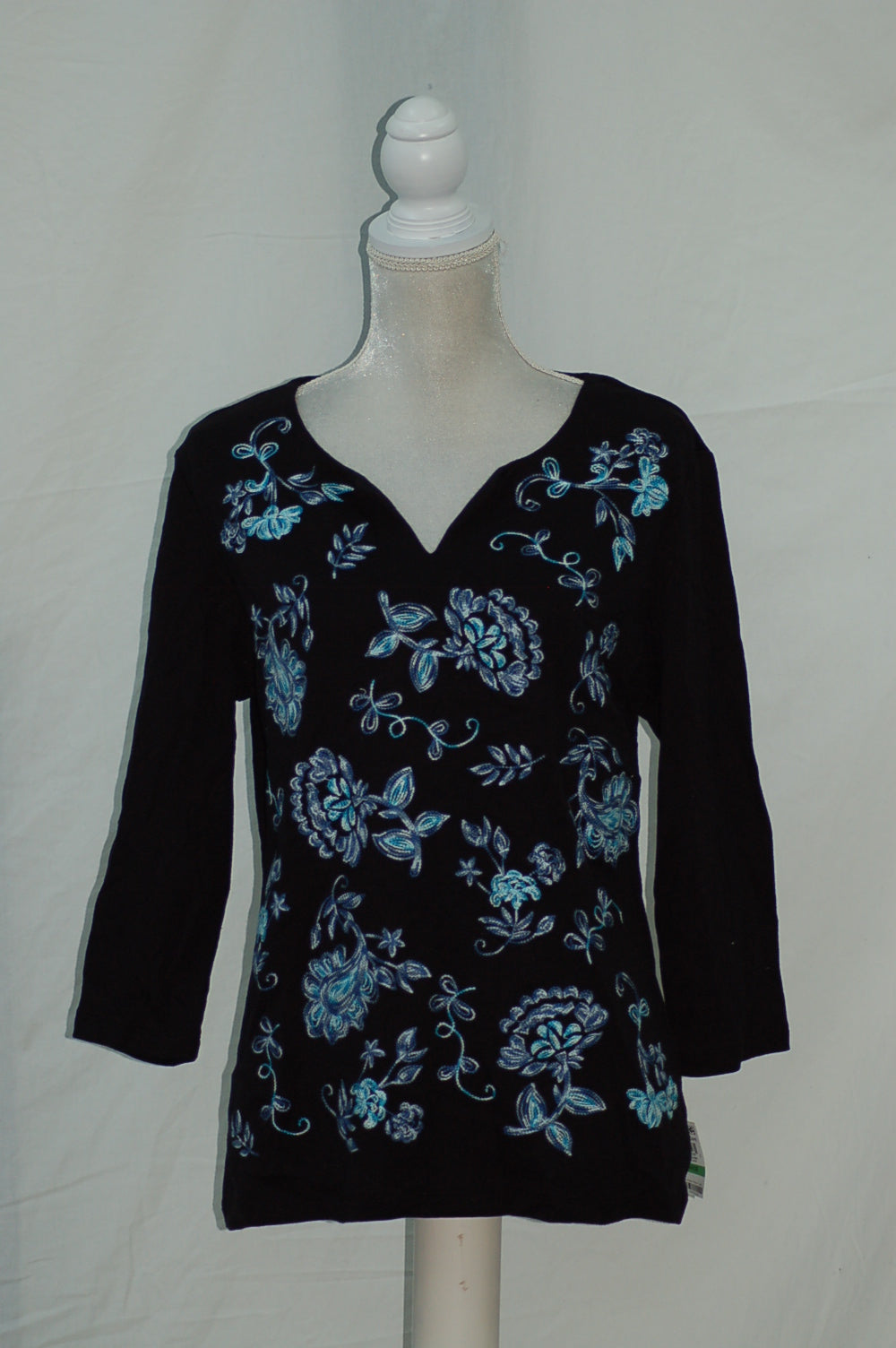 Karen Scott 3/4 Sleeve Artsy Embroidered Split Neck Top  Black XS